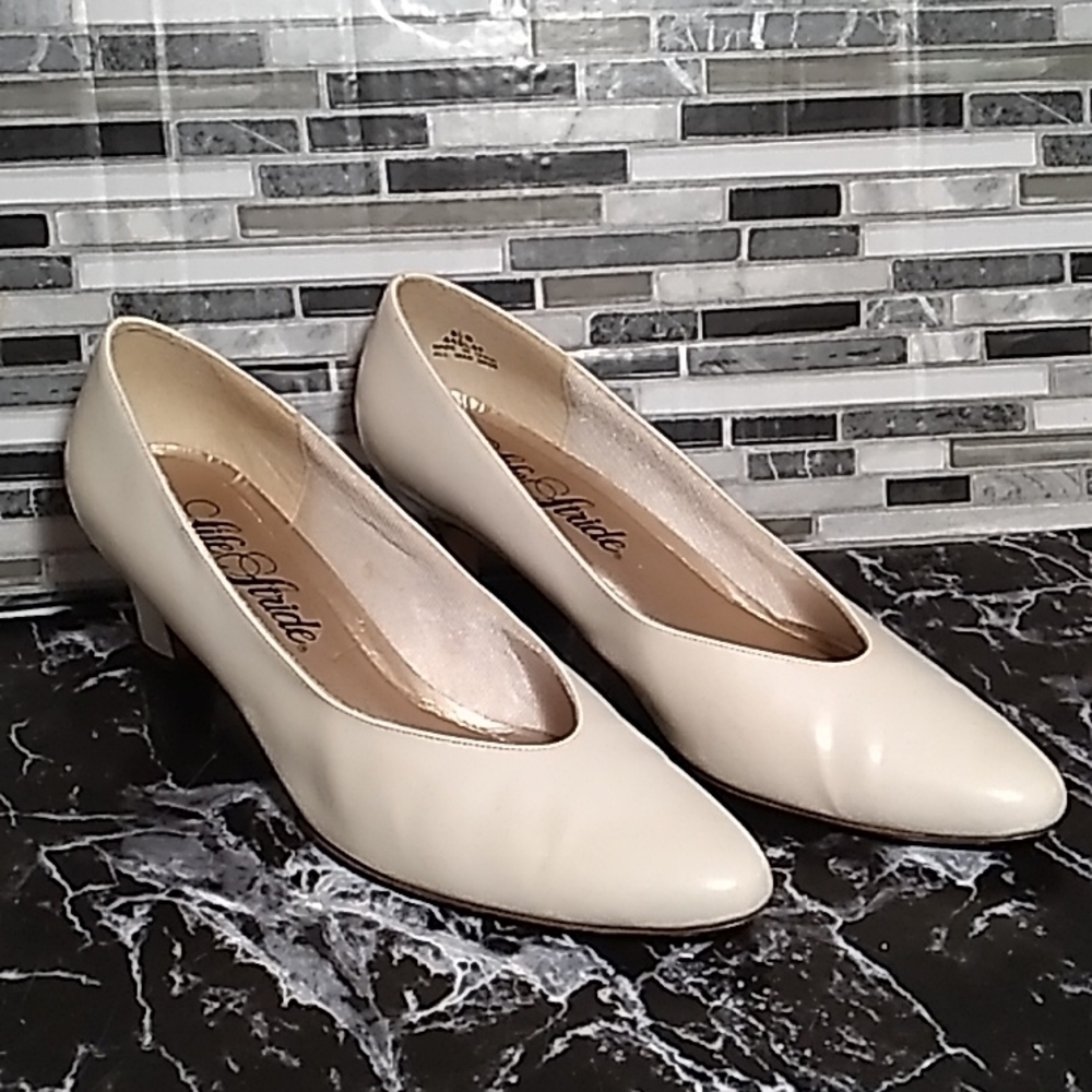 Life Strides cream color pumps heels 👠 8.5